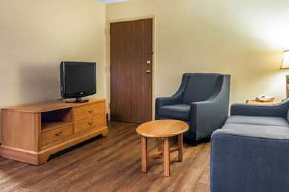COMFORT INN AND SUITES JOHNSTOWN 10