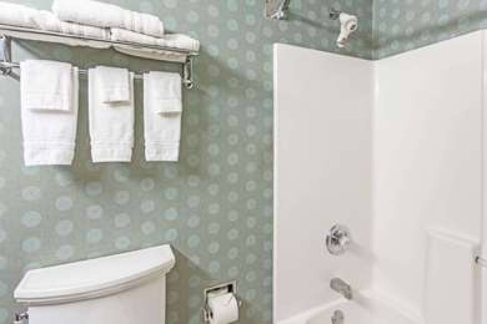COMFORT INN AND SUITES LOUISVILLE A 6