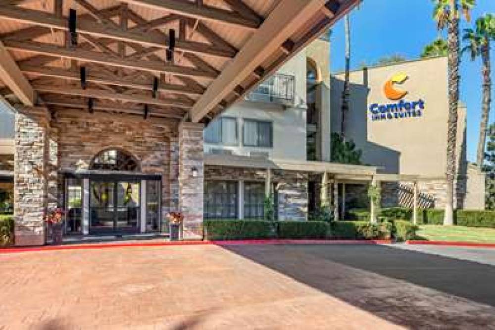 Comfort Inn And Suites Oc John Wayn