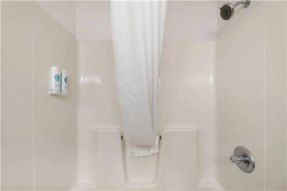 COMFORT INN AND SUITES 7