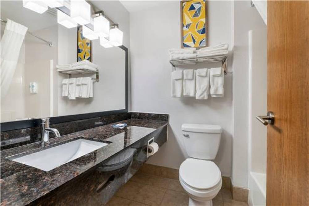 COMFORT INN AND SUITES 8