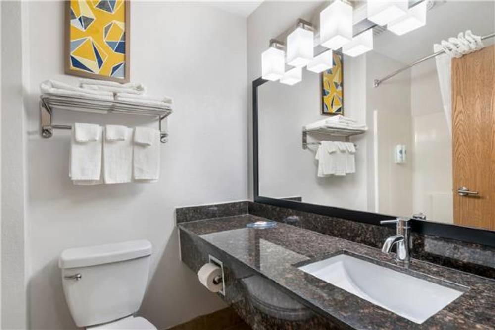 COMFORT INN AND SUITES 6