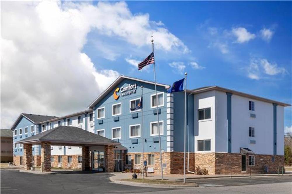 COMFORT INN AND SUITES 1