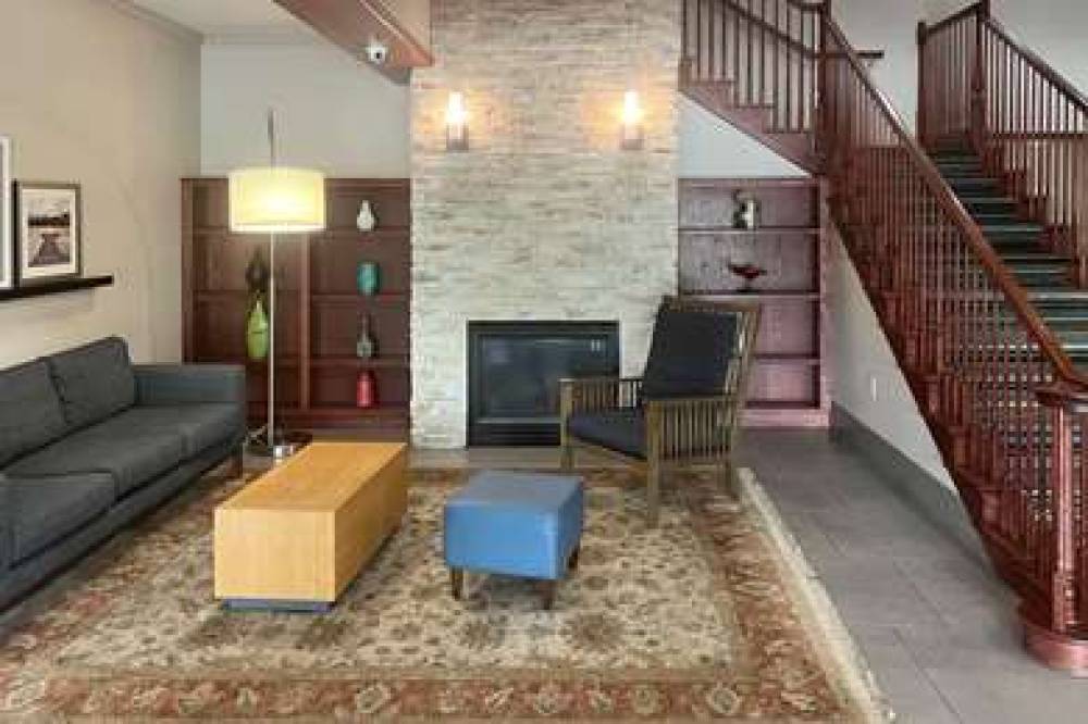 COMFORT INN AND SUITES ST PAUL NORT 4