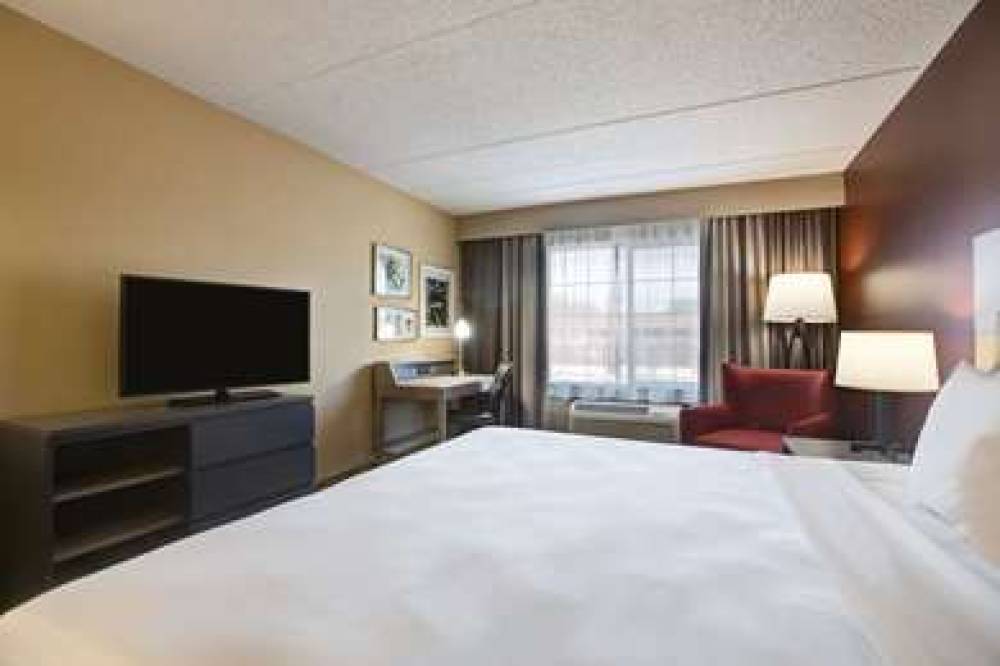 COMFORT INN AND SUITES ST PAUL NORT 8
