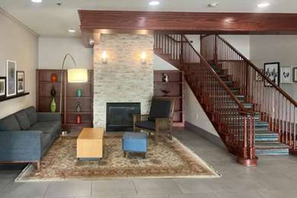 COMFORT INN AND SUITES ST PAUL NORT 2