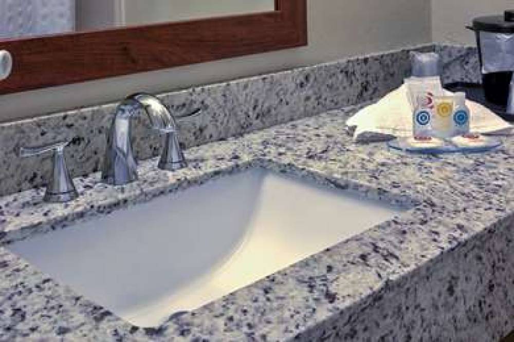 COMFORT INN BRUNSWICK 7