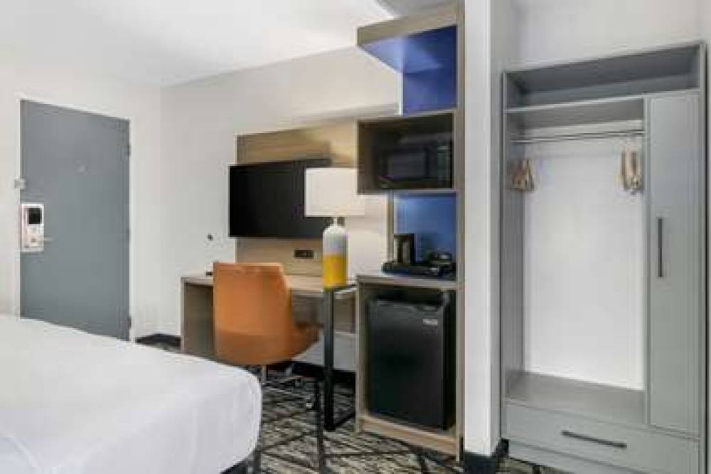 COMFORT INN KANSAS CITY MIDTOWN 9