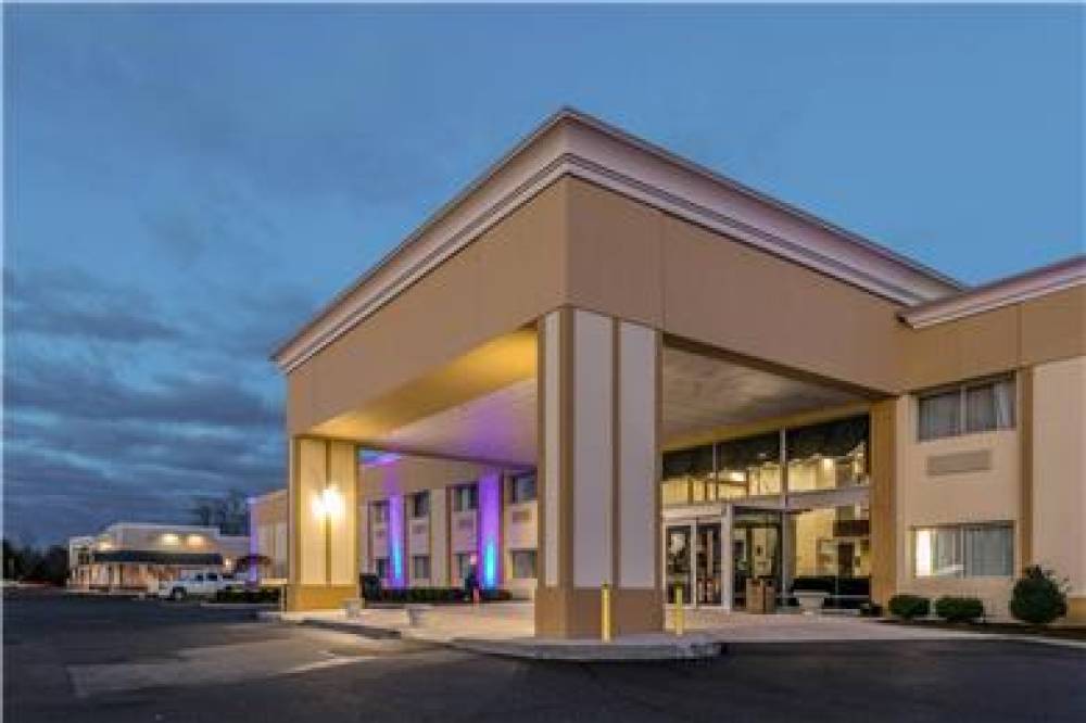 COMFORT INN MEDFORD-LONG ISLAND 3