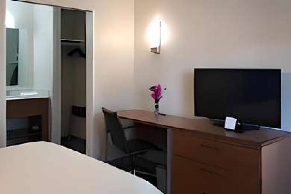 COMFORT INN ROHNERT PARK 7