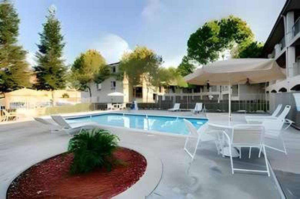 COMFORT INN ROHNERT PARK 1