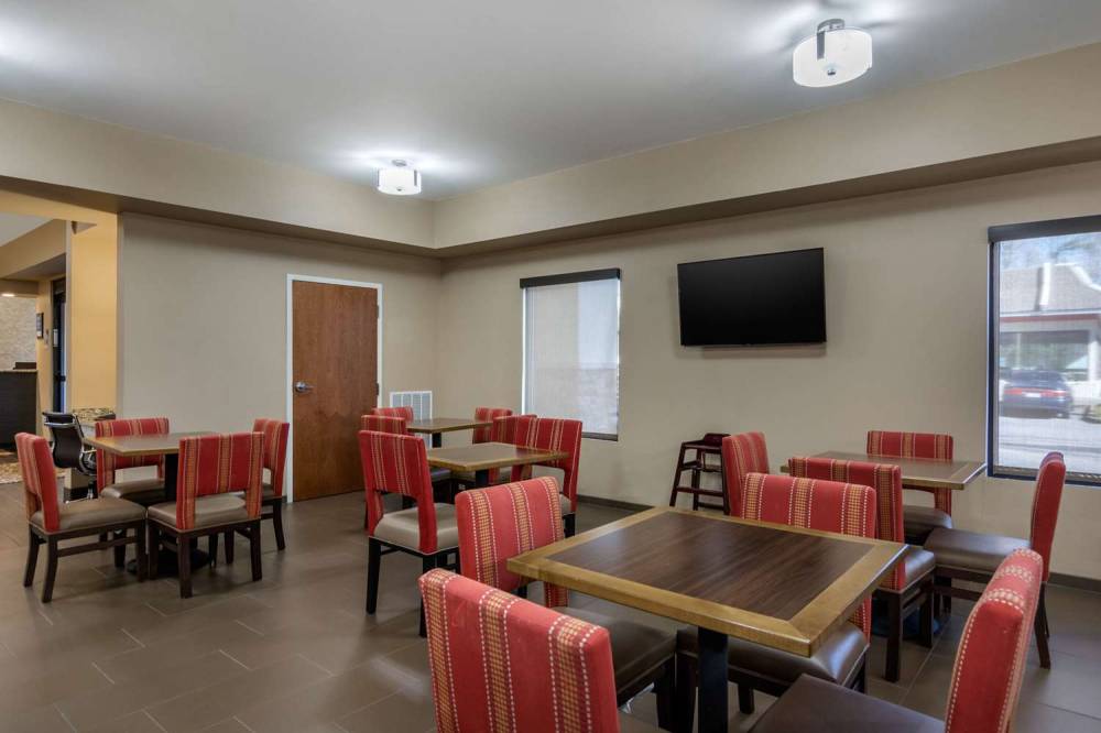 COMFORT INN SOUTH CHESTERFIELD - CO 8