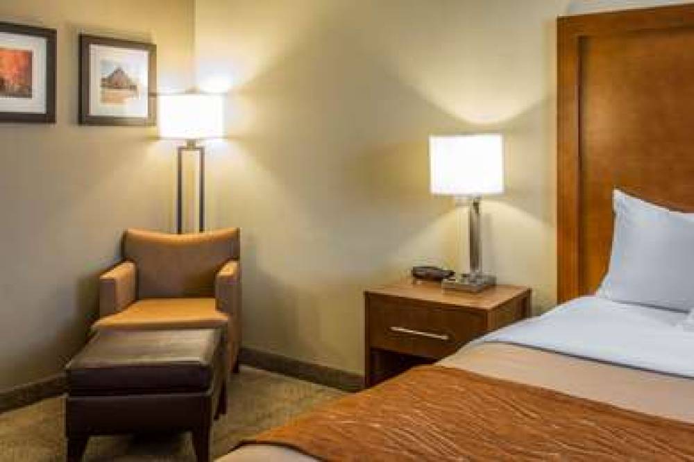 Comfort Inn & Suites 10