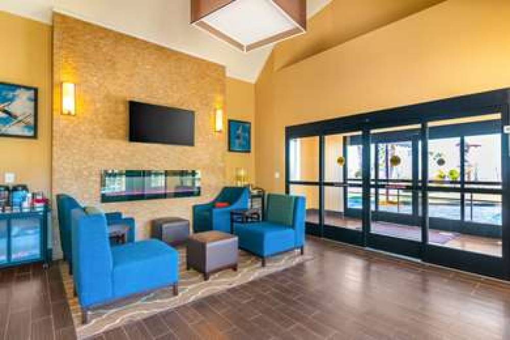 Comfort Inn & Suites 7