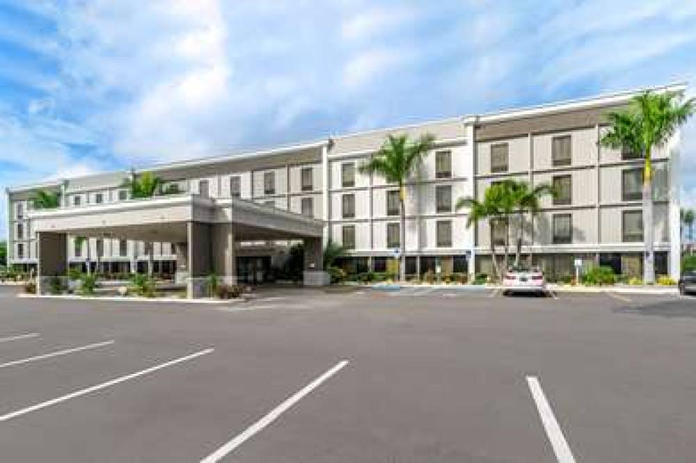 Comfort Inn & Suites Clearwater - St. Petersburg Carillon Park 1