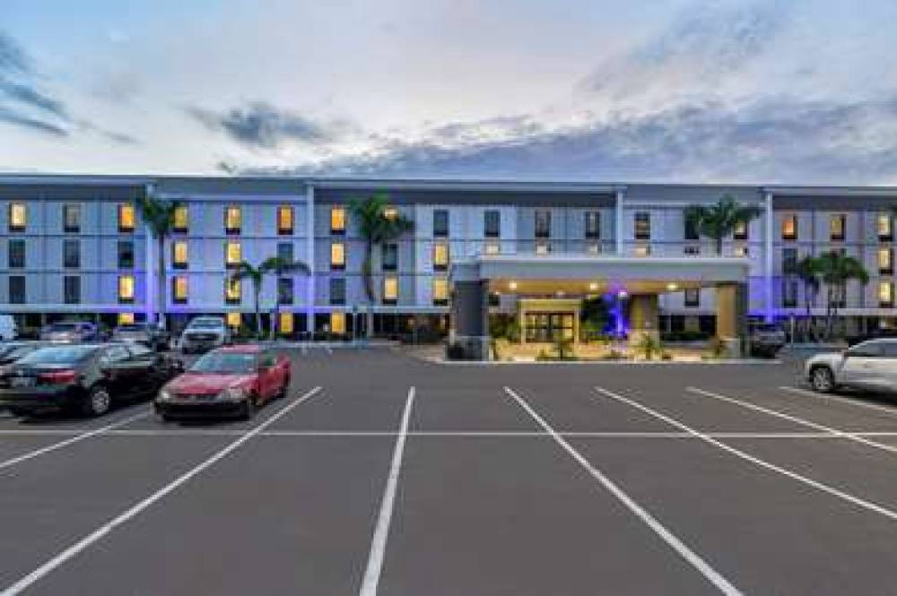 Comfort Inn & Suites Clearwater - St. Petersburg Carillon Park 5