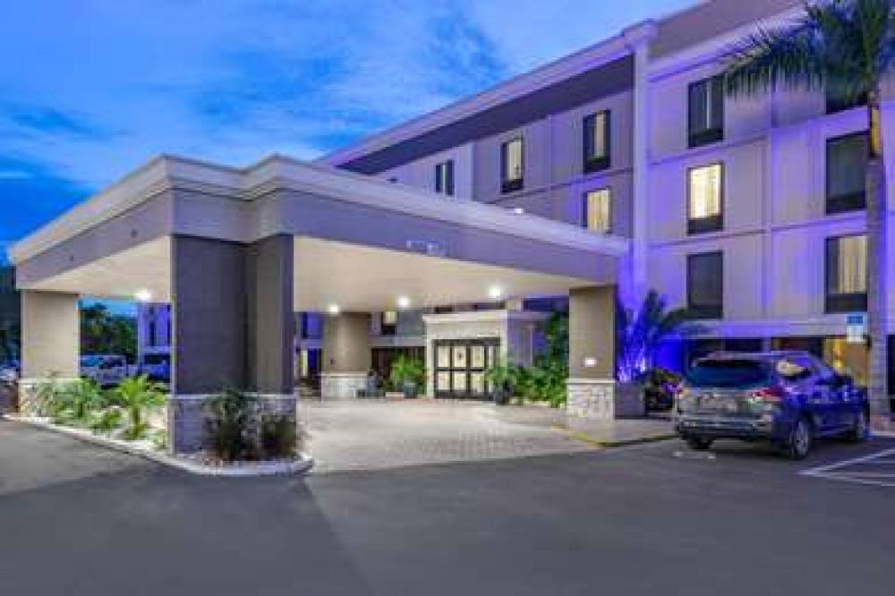 Comfort Inn & Suites Clearwater - St. Petersburg Carillon Park 6