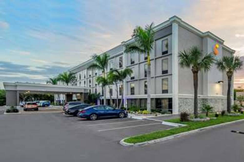 Comfort Inn & Suites Clearwater - St. Petersburg Carillon Park 3