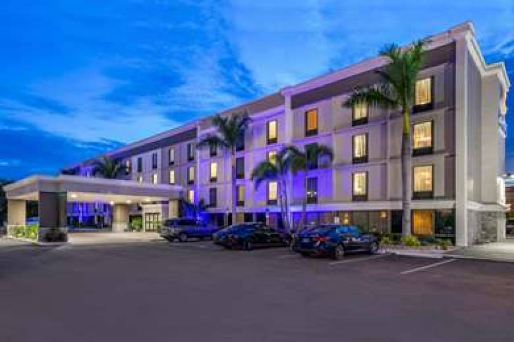 Comfort Inn & Suites Clearwater - St. Petersburg Carillon Park 2
