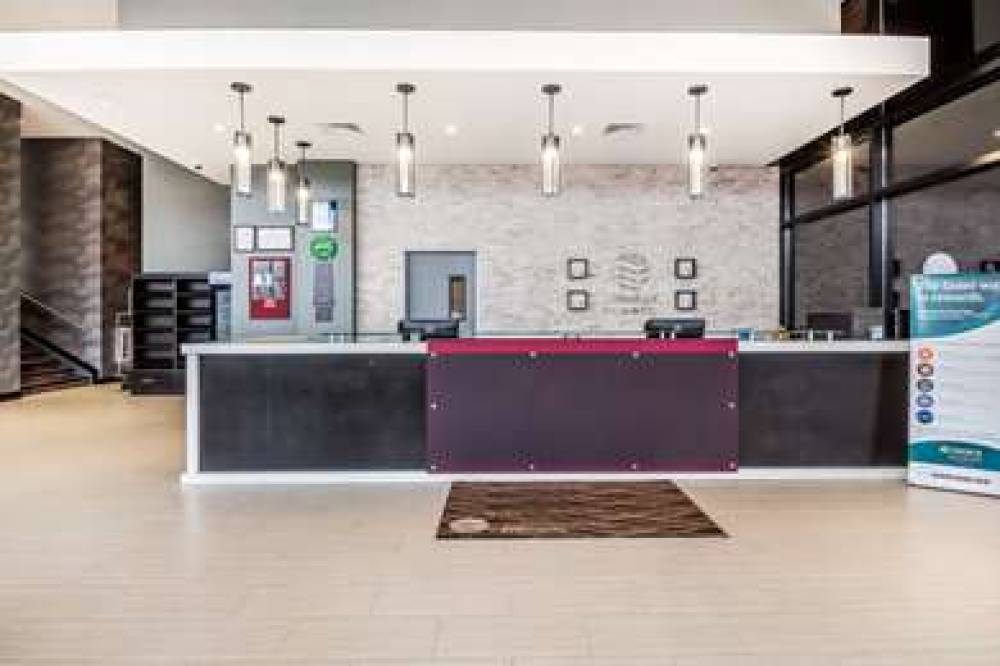 Comfort Inn & Suites Near Stadium 4