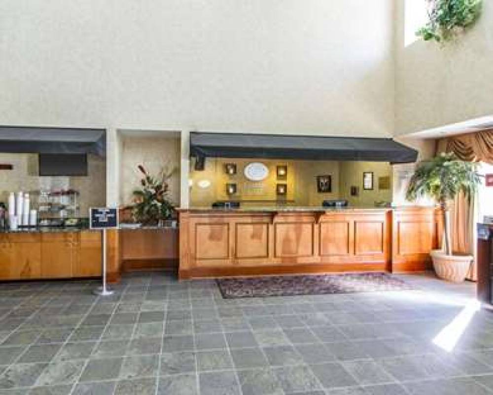 Comfort Suites Airport 10