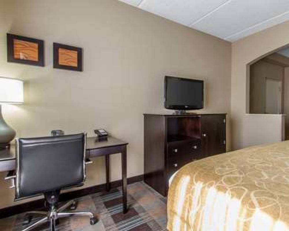 Comfort Suites Airport 5