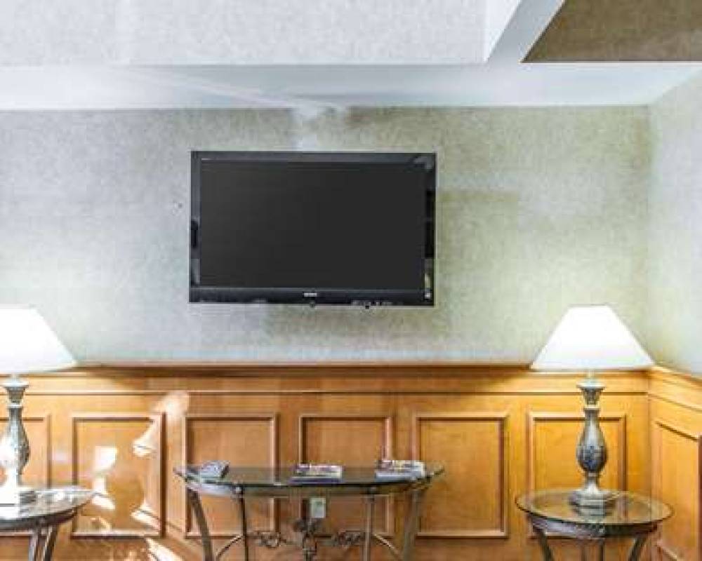 Comfort Suites Airport 9