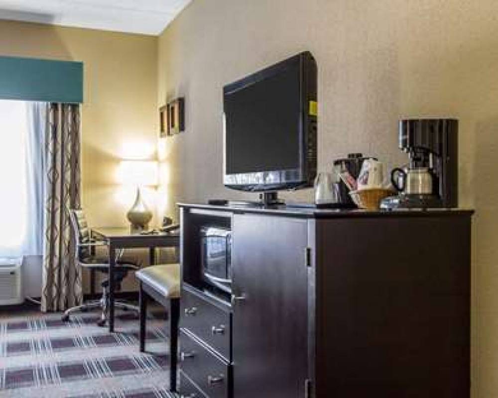 Comfort Suites Airport 4