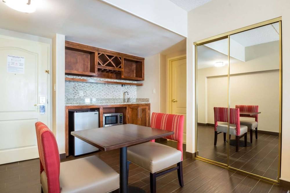 Comfort Suites At Woodbridge 4