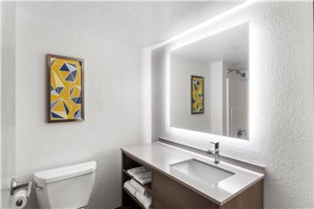 COMFORT SUITES AUSTIN AIRPORT 10
