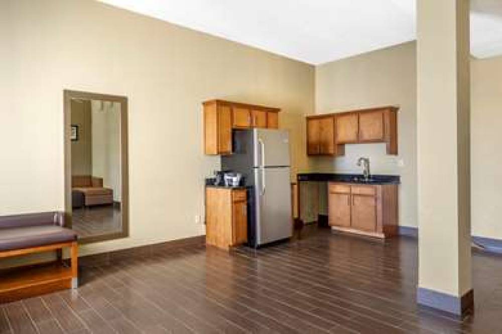 COMFORT SUITES BATESVILLE 7