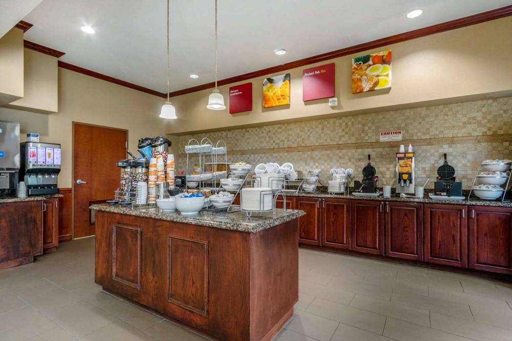 Comfort Suites Central 3