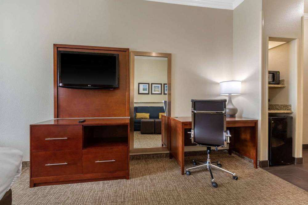 Comfort Suites Central 6