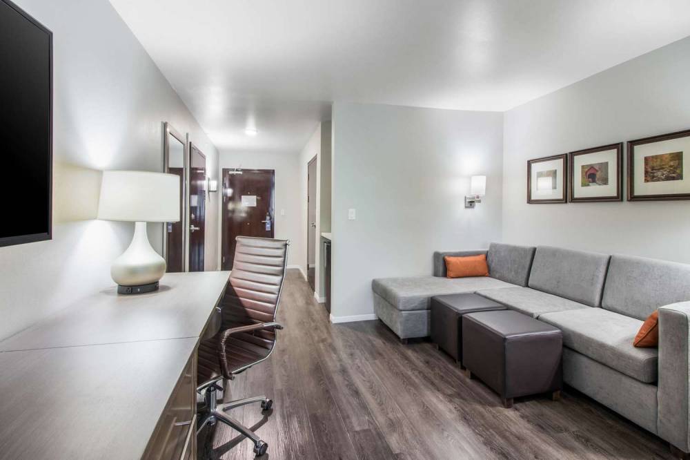 COMFORT SUITES 9