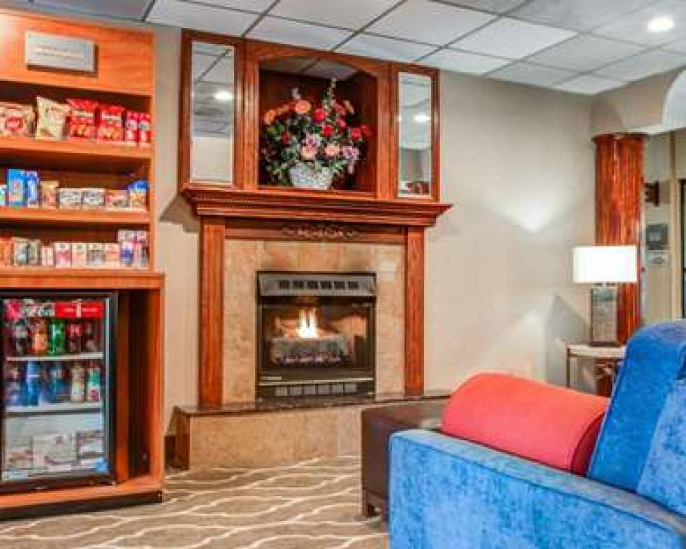 Comfort Suites Lombard - Addison 4