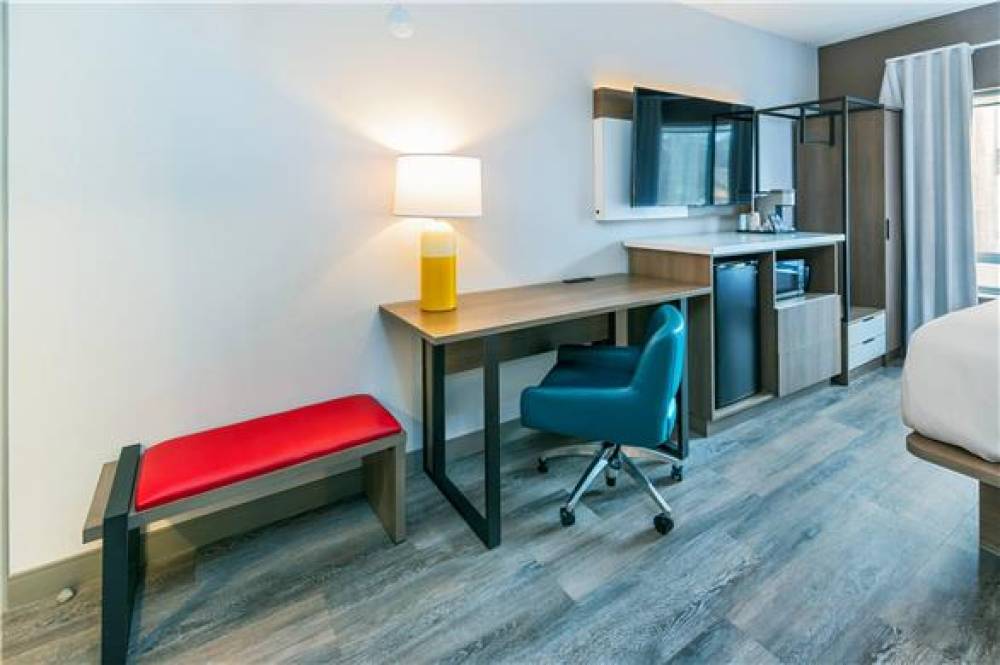 COMFORT SUITES LONDON 4