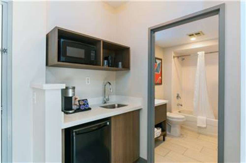 COMFORT SUITES LONDON 10