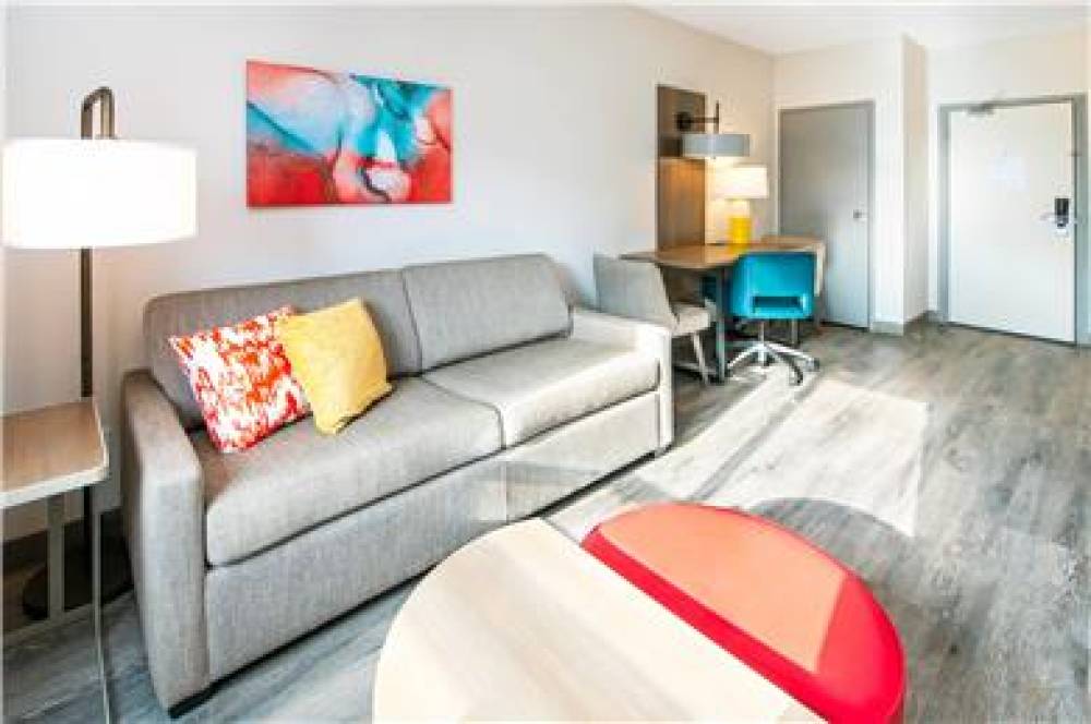 COMFORT SUITES LONDON 9