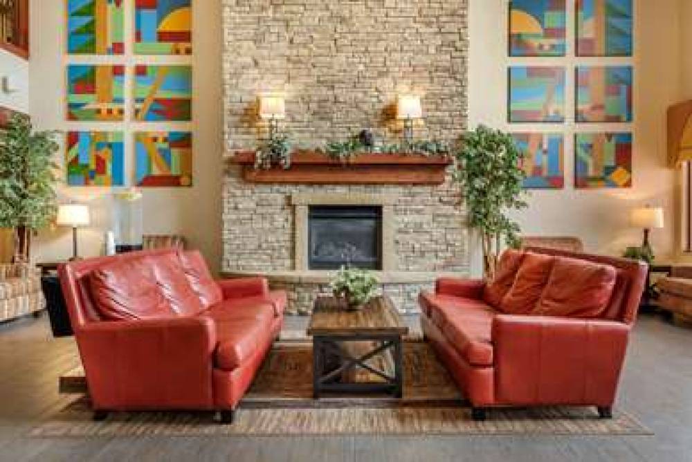 Comfort Suites Near Route 66 6