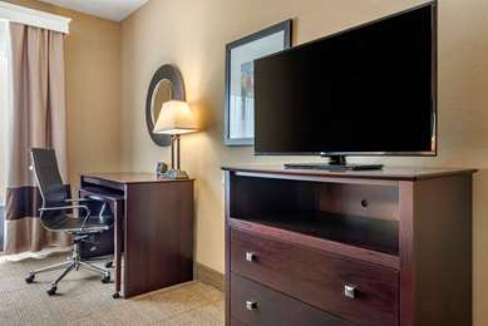 Comfort Suites Near Route 66 9