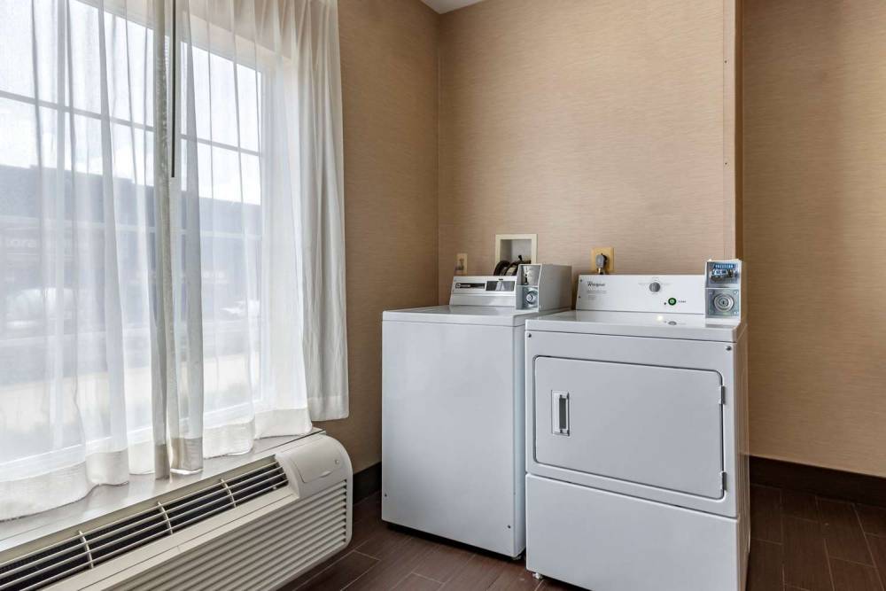 Comfort Suites Newark - Harrison 10