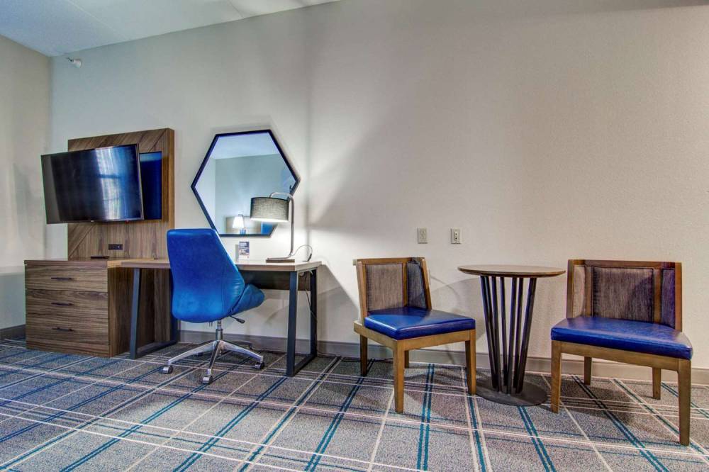 Comfort Suites Newport News Airport 1