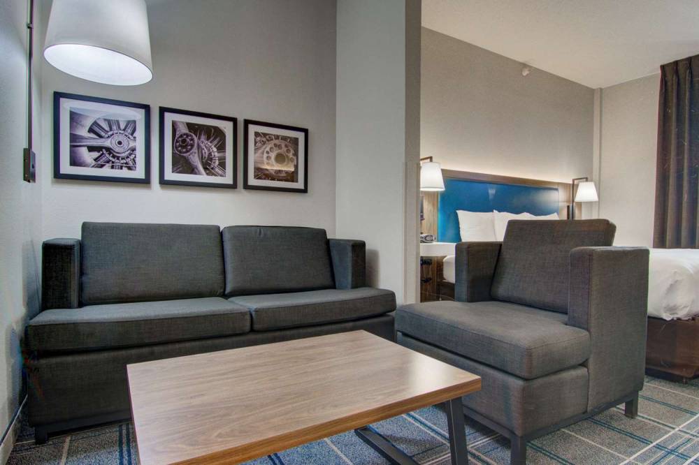 Comfort Suites Newport News Airport 8