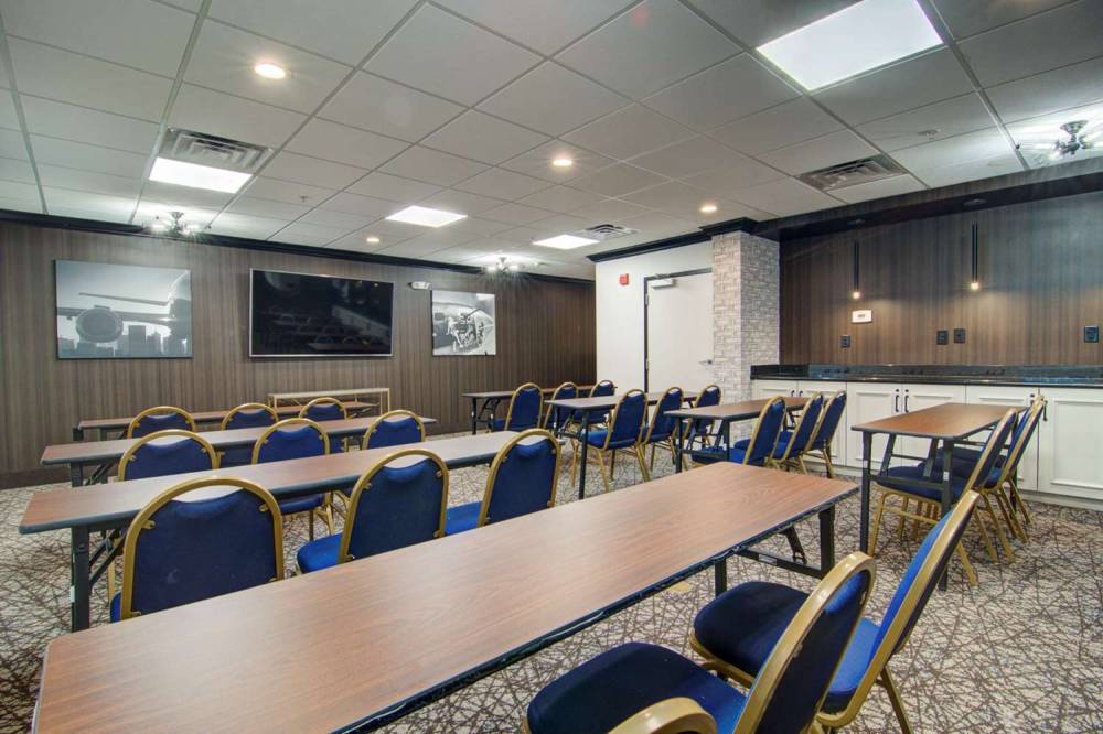 Comfort Suites Newport News Airport 5