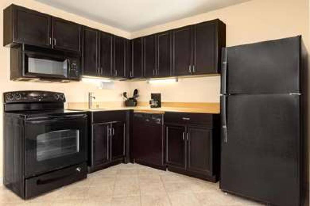 COUNTRY INN AND SUITES BY RADISSON 8