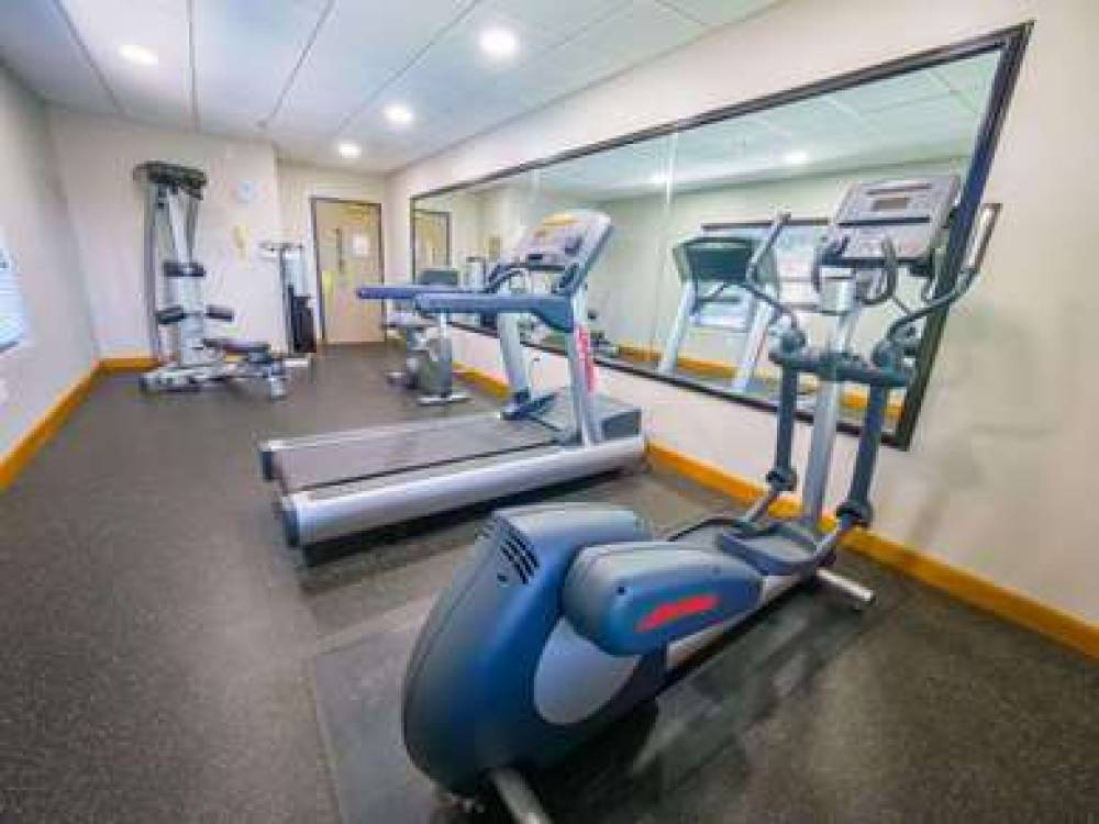 COUNTRY INN & SUITES BY RADISSON BU 8