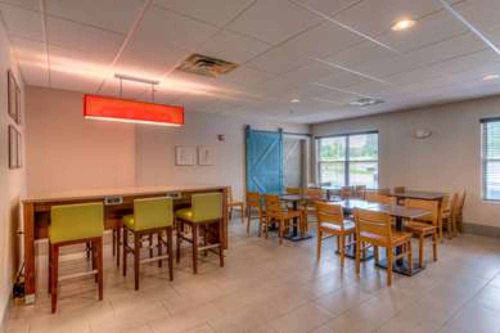 Country Inn & Suites By Radisson, Crystal Lake, IL 3