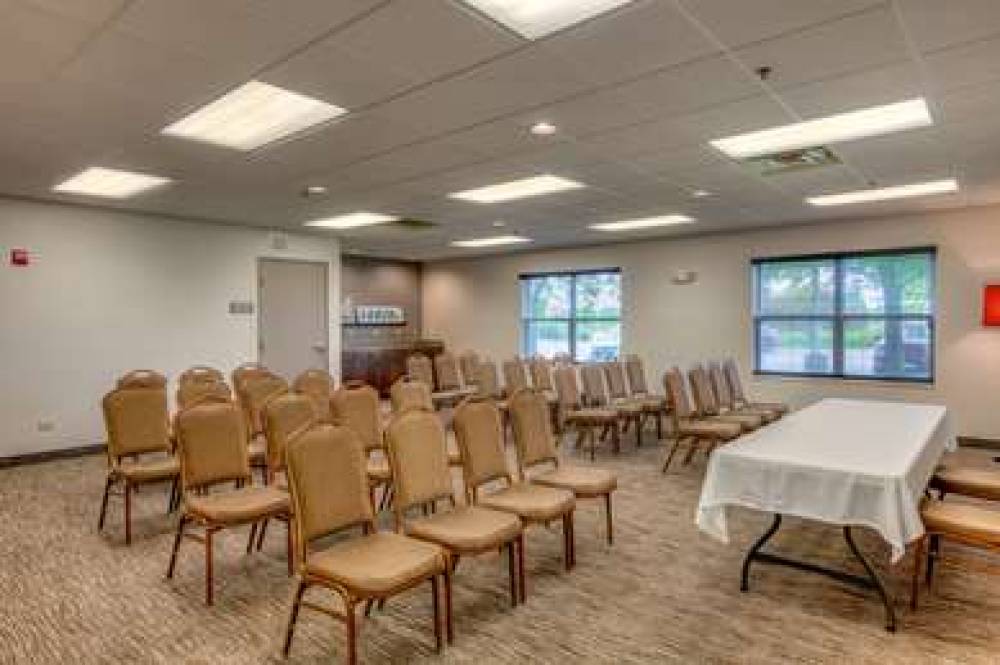 Country Inn & Suites By Radisson, Crystal Lake, IL 4