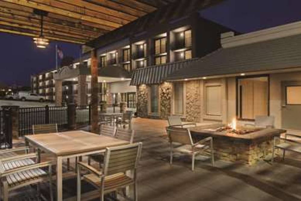 COUNTRY INN & SUITES BY RADISSON ER 10