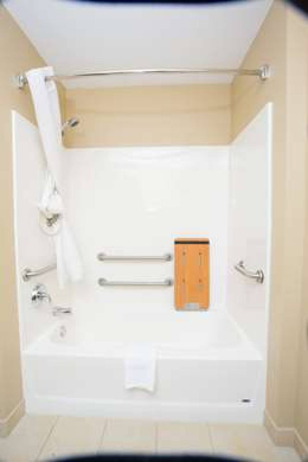 Country Inn & Suites By Radisson, Grand Forks, ND 9